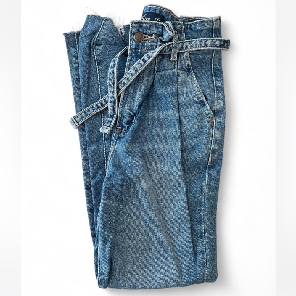 Hollister High Rise Blue Jeans with Classic Denim Style